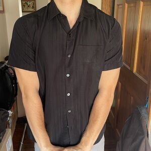 Mens Van Heusen Black Button Down Shirt With Stripped Texture, Size Medium